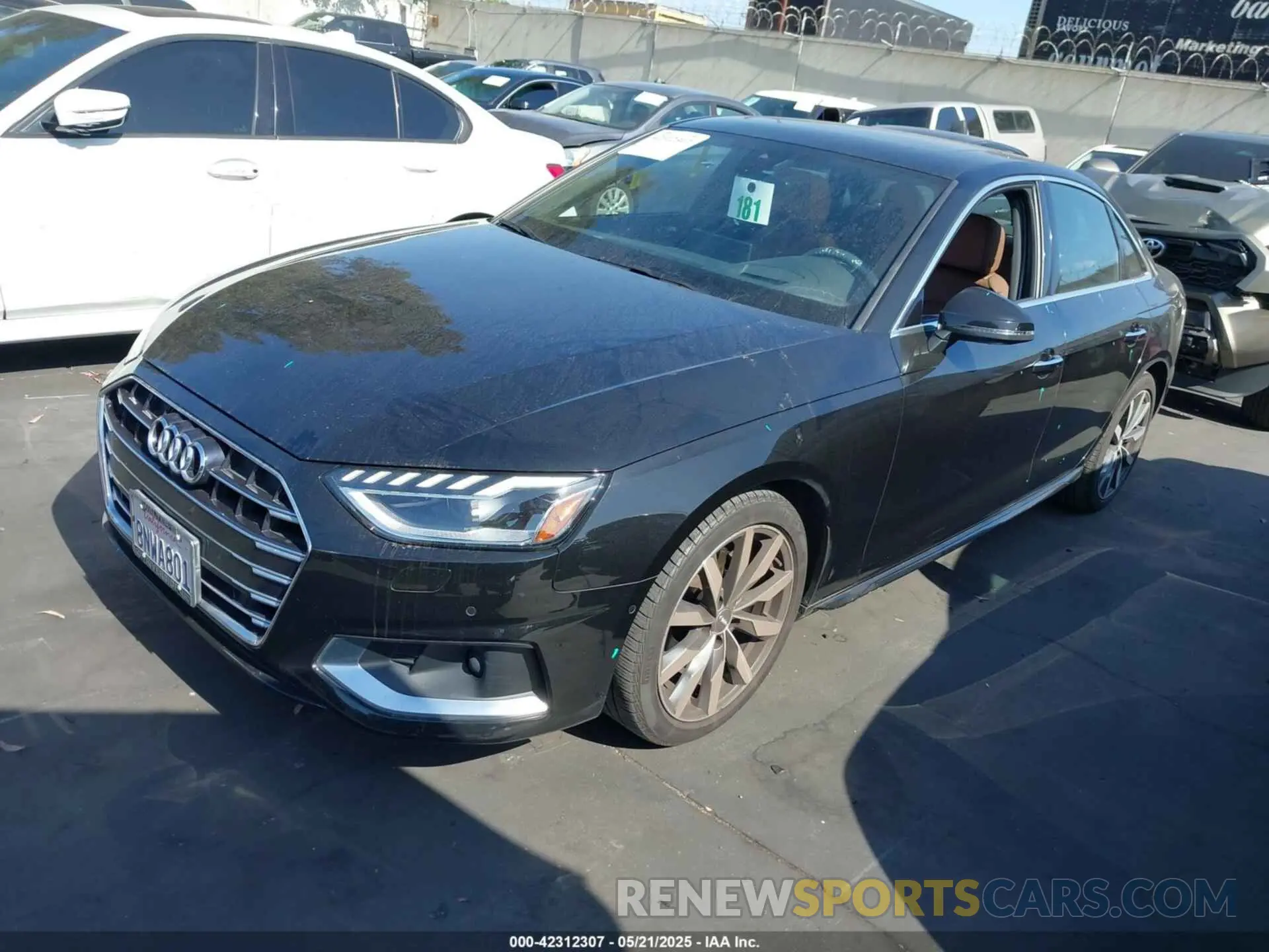 2 fotografías del automóvil dañado WAUJMAF46LN008486 AUDI A4 2020