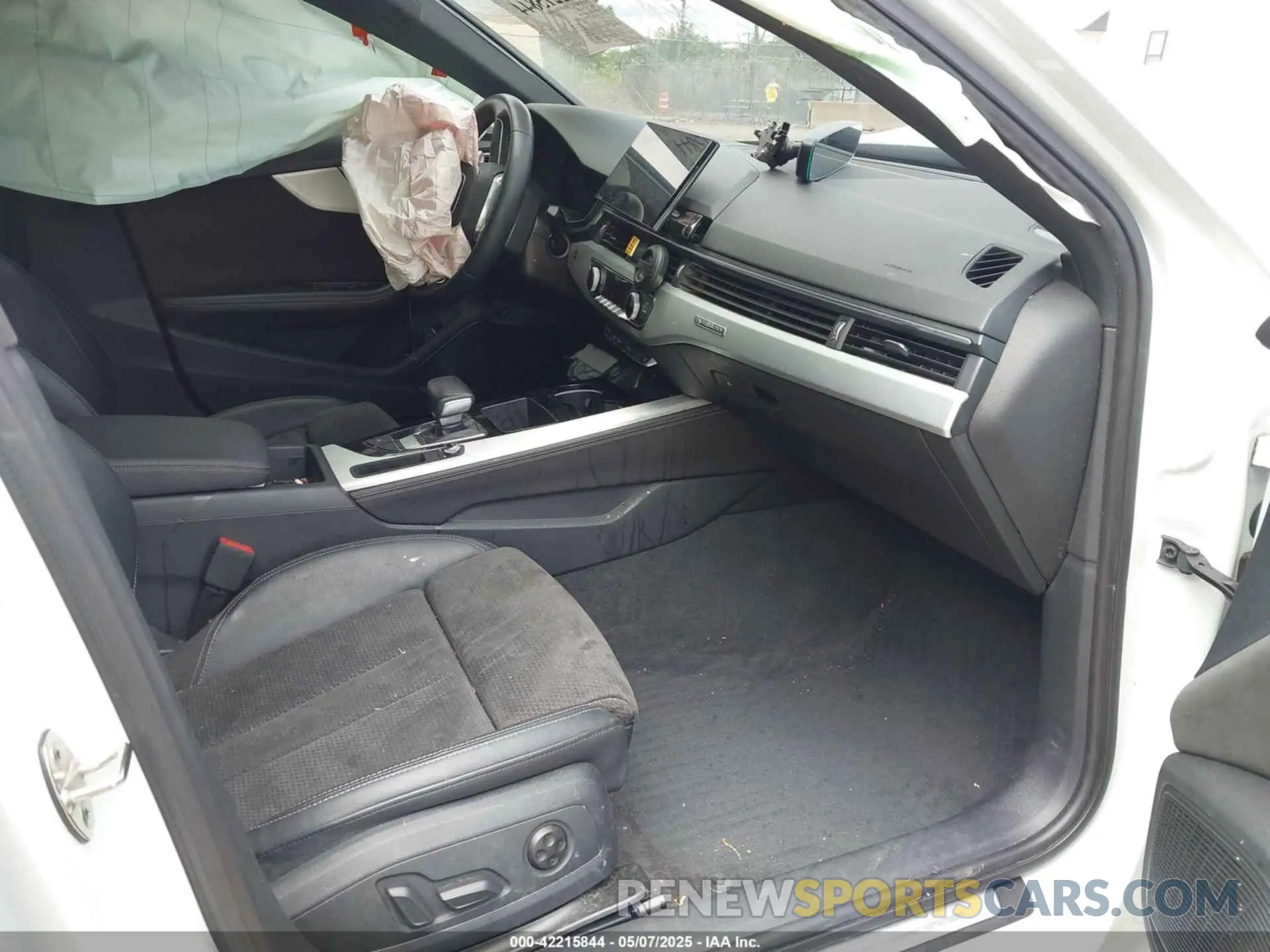 5 fotografías del automóvil dañado WAUEAAF41MN007919 AUDI A4 2021