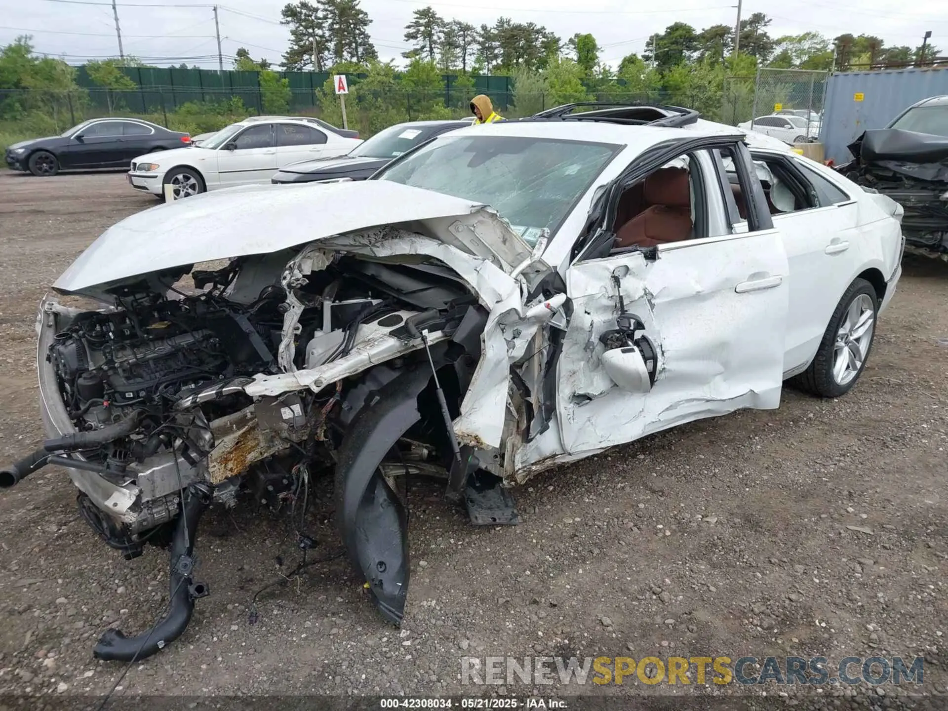 2 fotografías del automóvil dañado WAUEAAF42MA086122 AUDI A4 2021