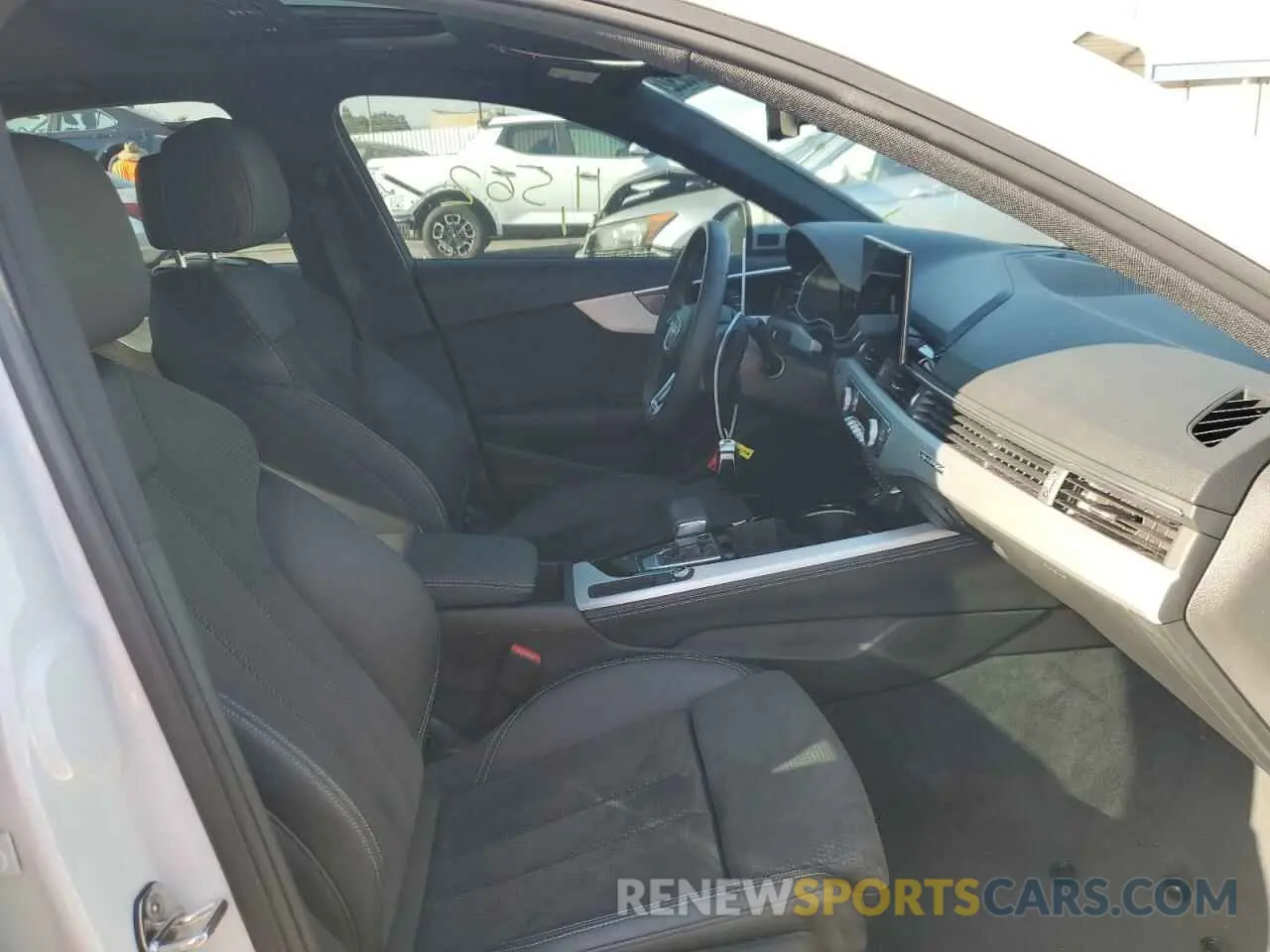 5 fotografías del automóvil dañado WAUEAAF45MA066611 AUDI A4 2021
