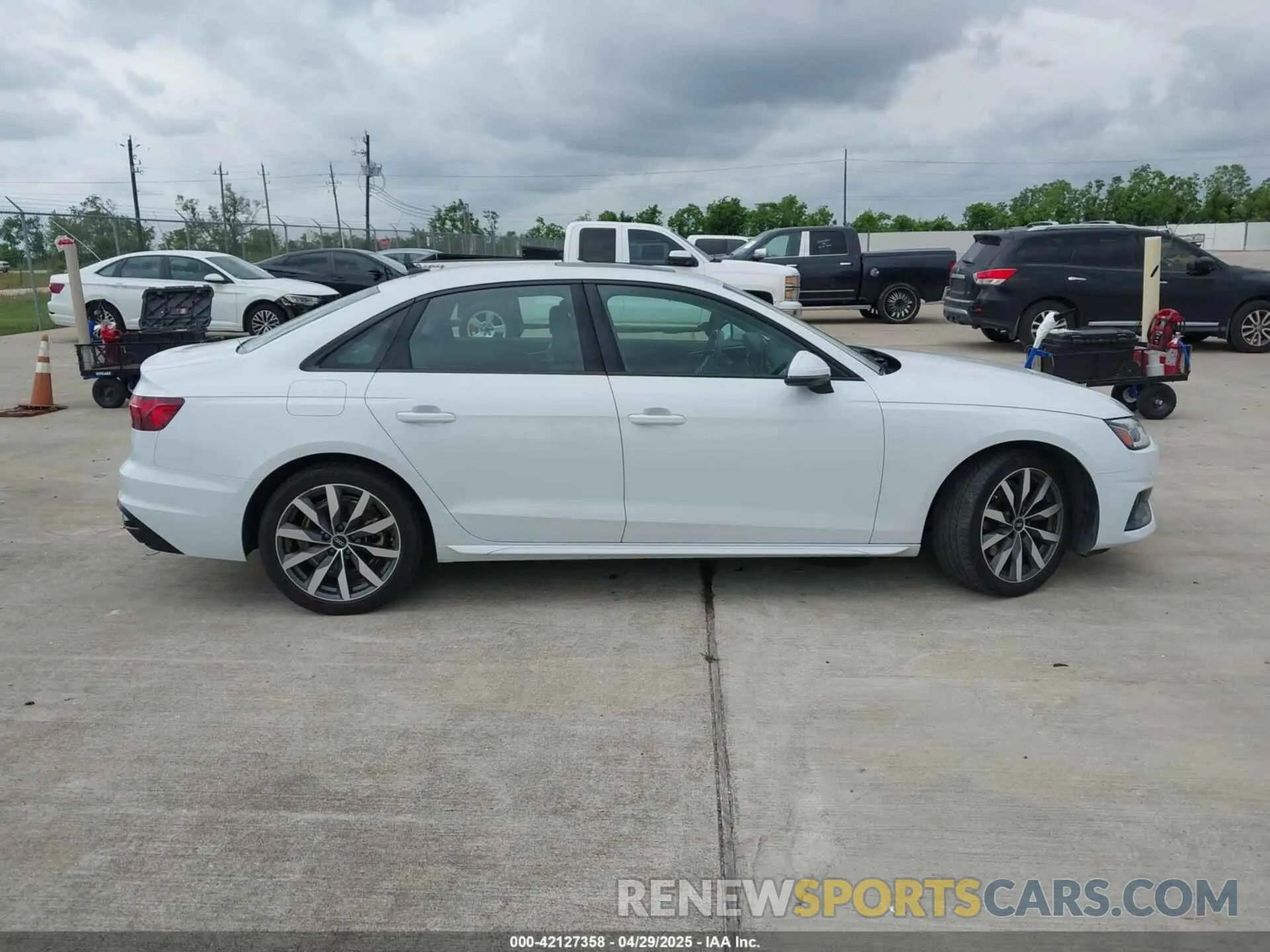 13 fotografías del automóvil dañado WAUBBAF48NN009765 AUDI A4 2022