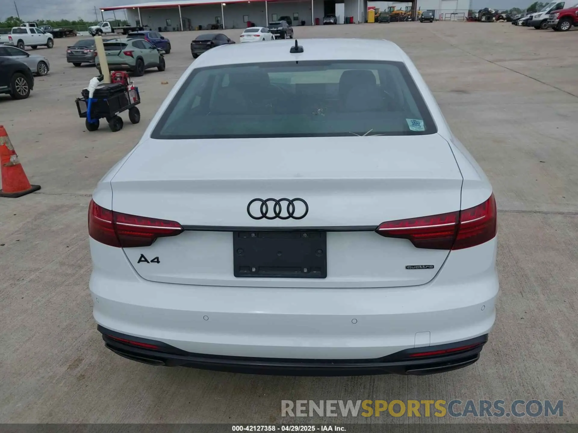 16 fotografías del automóvil dañado WAUBBAF48NN009765 AUDI A4 2022