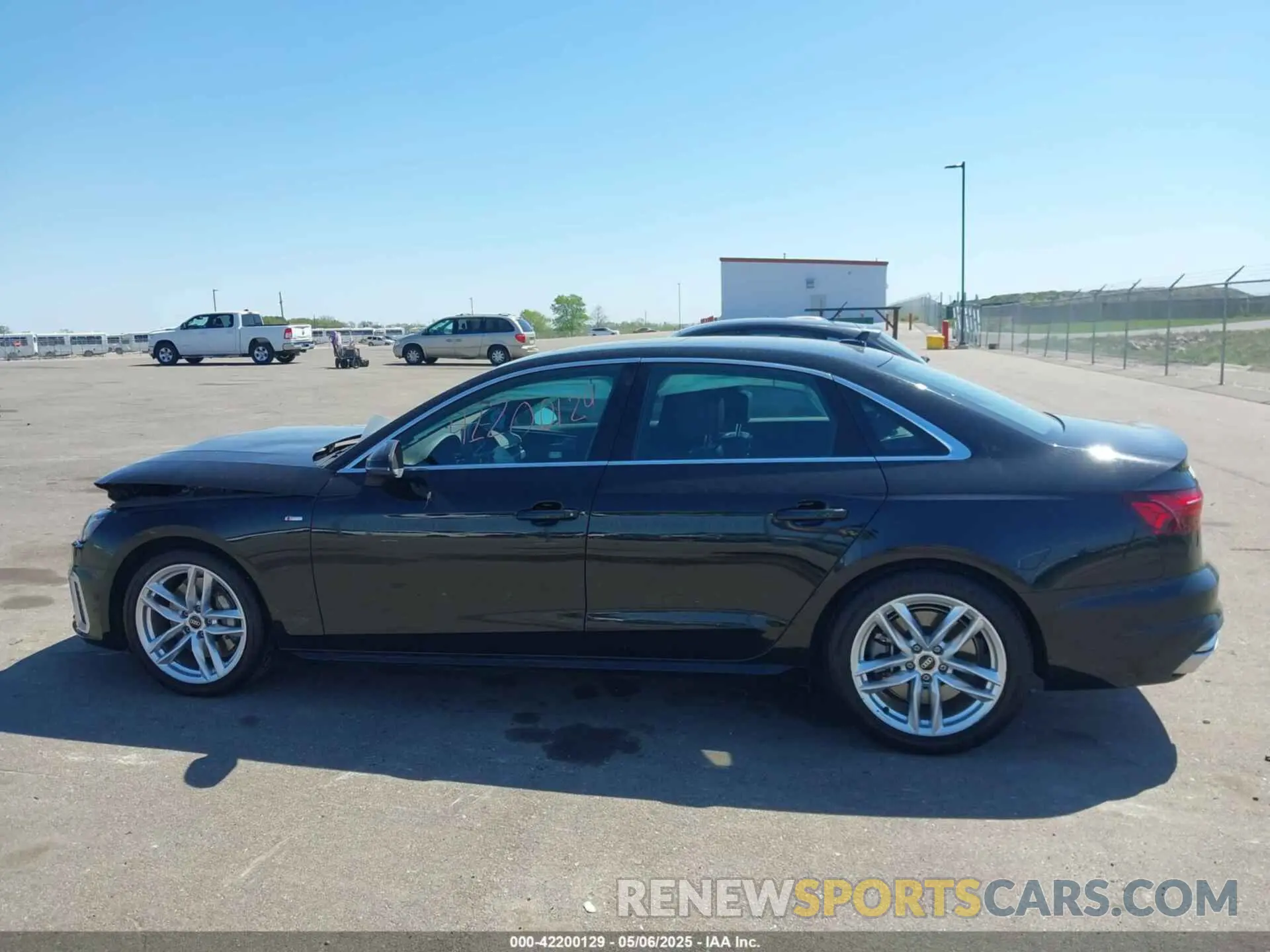 14 fotografías del automóvil dañado WAUEAAF44NN011772 AUDI A4 2022