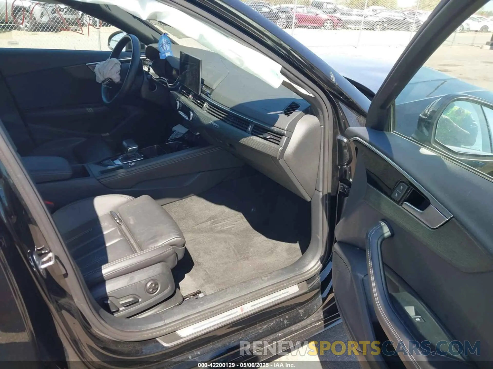 5 fotografías del automóvil dañado WAUEAAF44NN011772 AUDI A4 2022