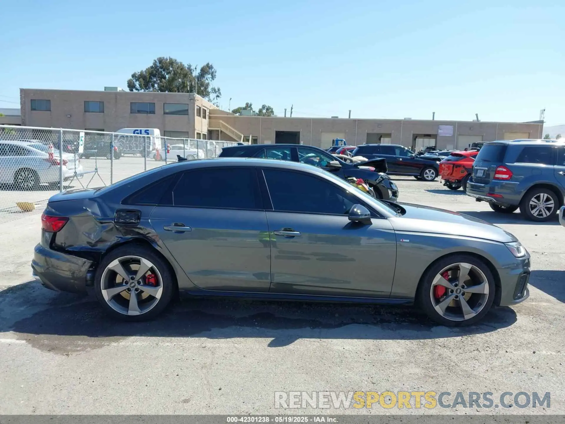 13 fotografías del automóvil dañado WAUEAAF47NN012401 AUDI A4 2022