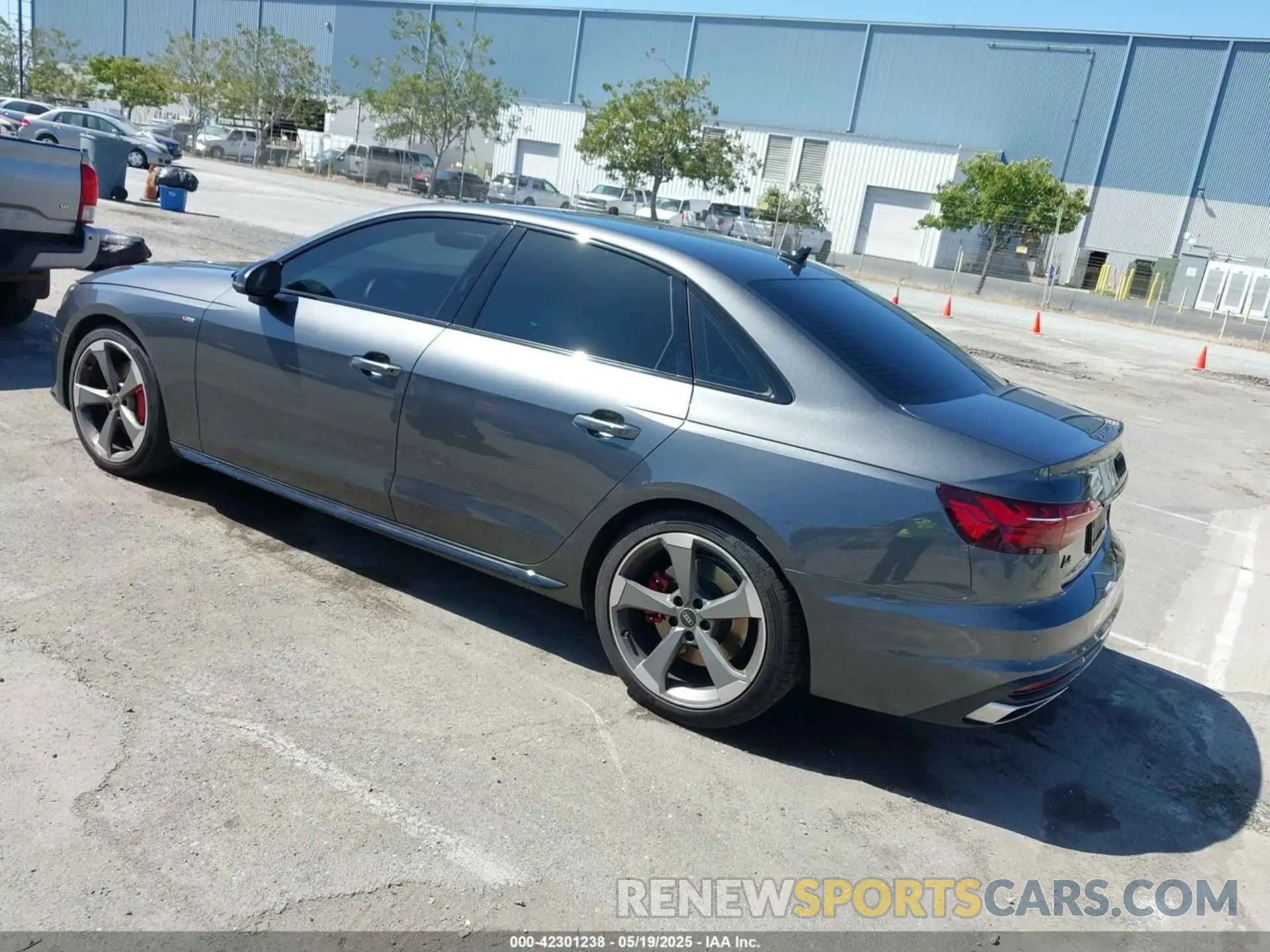 3 fotografías del automóvil dañado WAUEAAF47NN012401 AUDI A4 2022