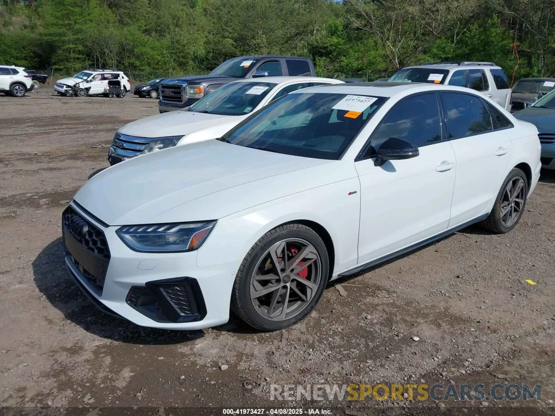 2 fotografías del automóvil dañado WAUFAAF46NA042453 AUDI A4 2022