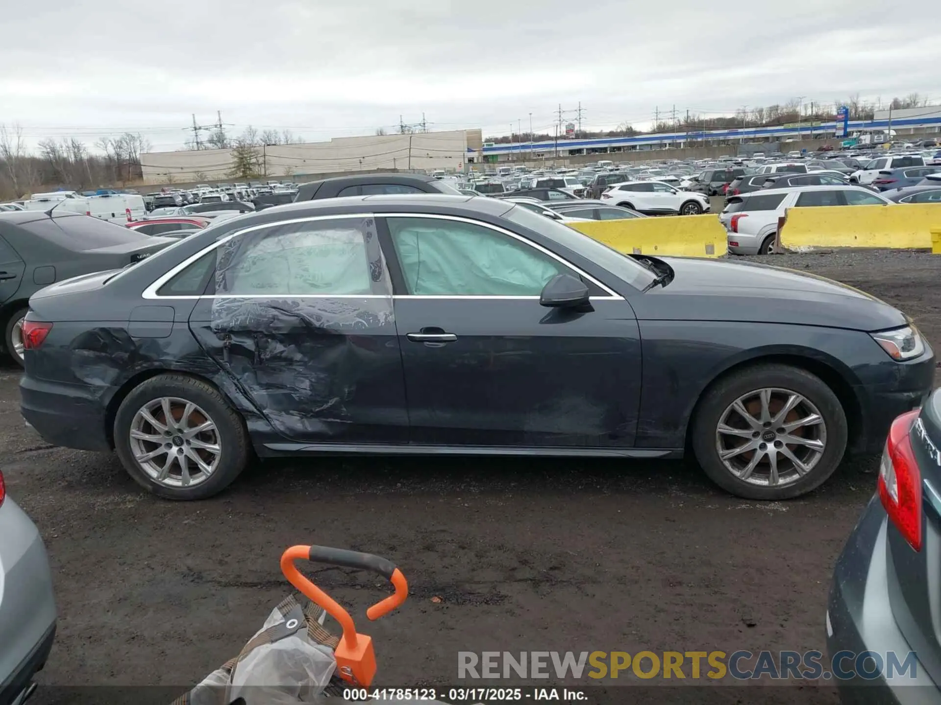 13 fotografías del automóvil dañado WAUABAF46PA021970 AUDI A4 2023