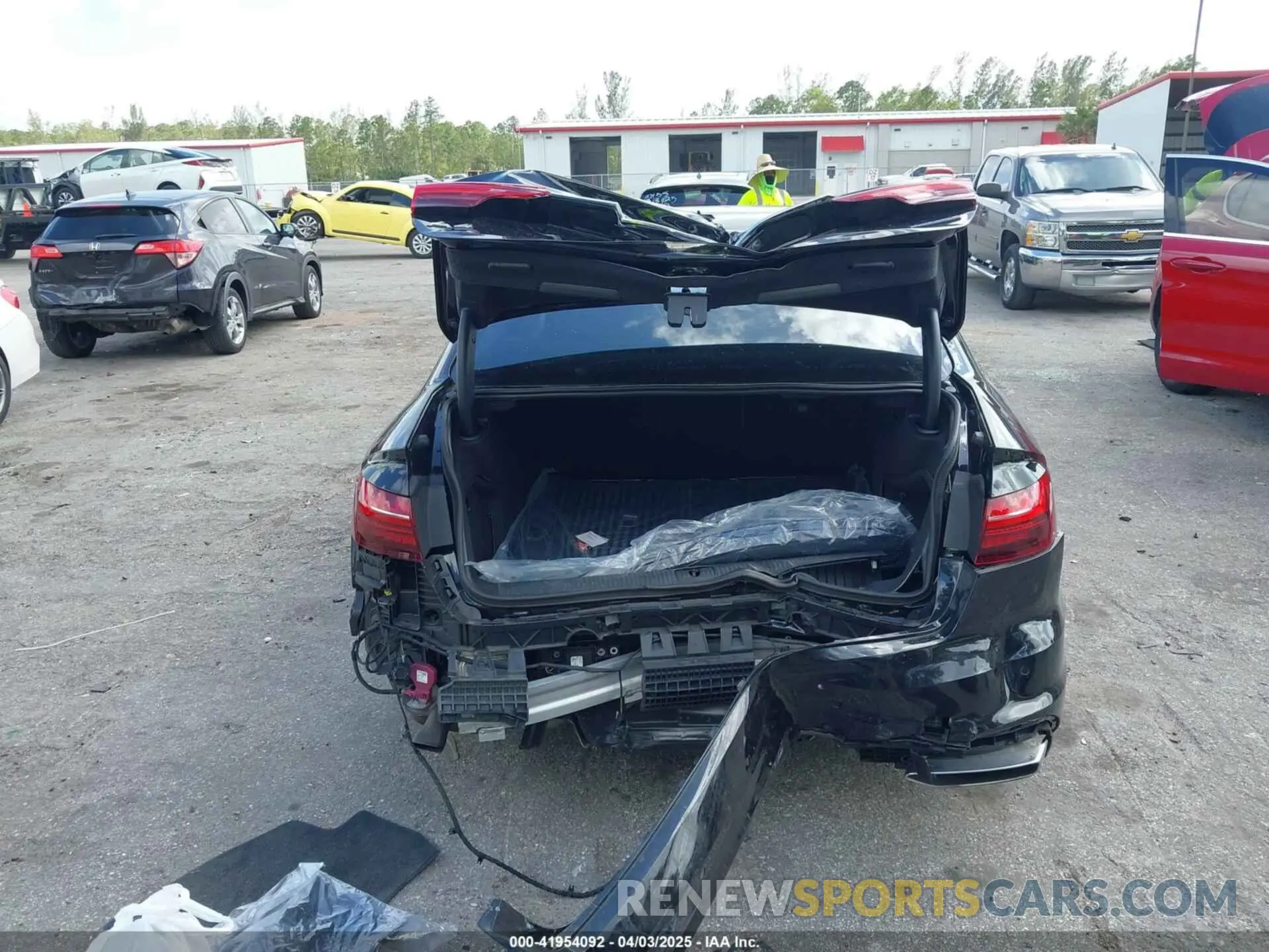16 fotografías del automóvil dañado WAUABAF47PN006886 AUDI A4 2023