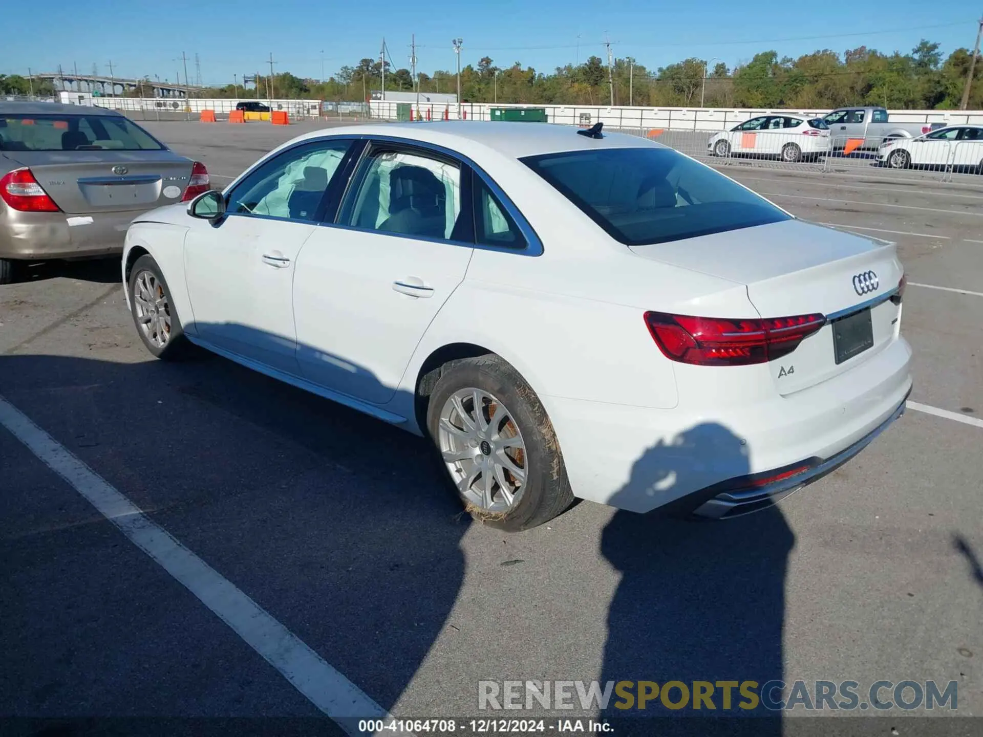 3 fotografías del automóvil dañado WAUABAF49PA027875 AUDI A4 2023