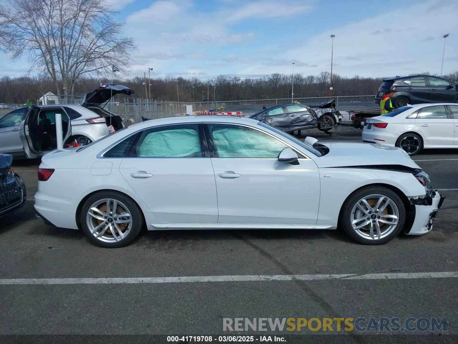 13 fotografías del automóvil dañado WAUDAAF40PN010696 AUDI A4 2023