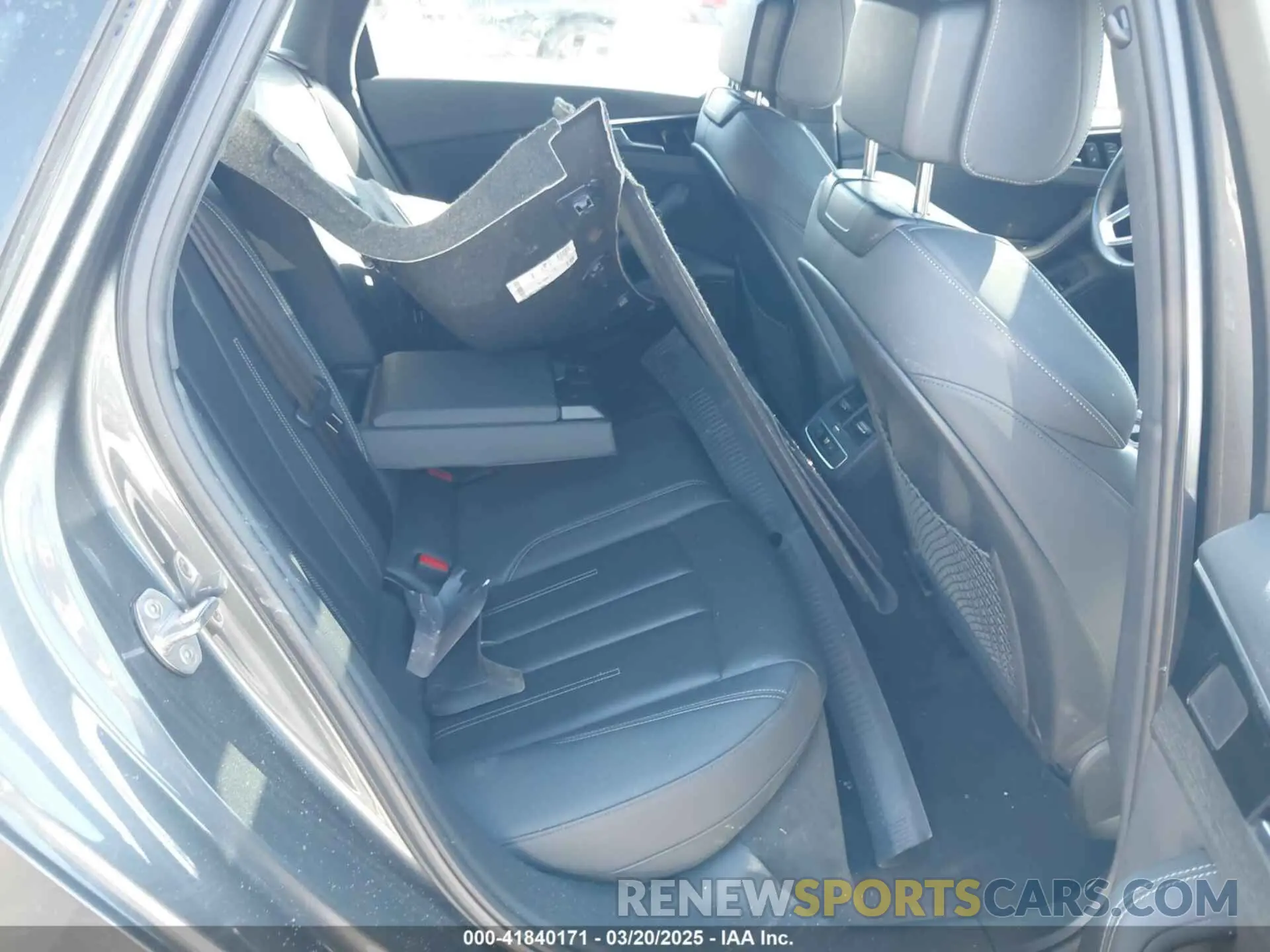 8 fotografías del automóvil dañado WAUEAAF41PN003017 AUDI A4 2023