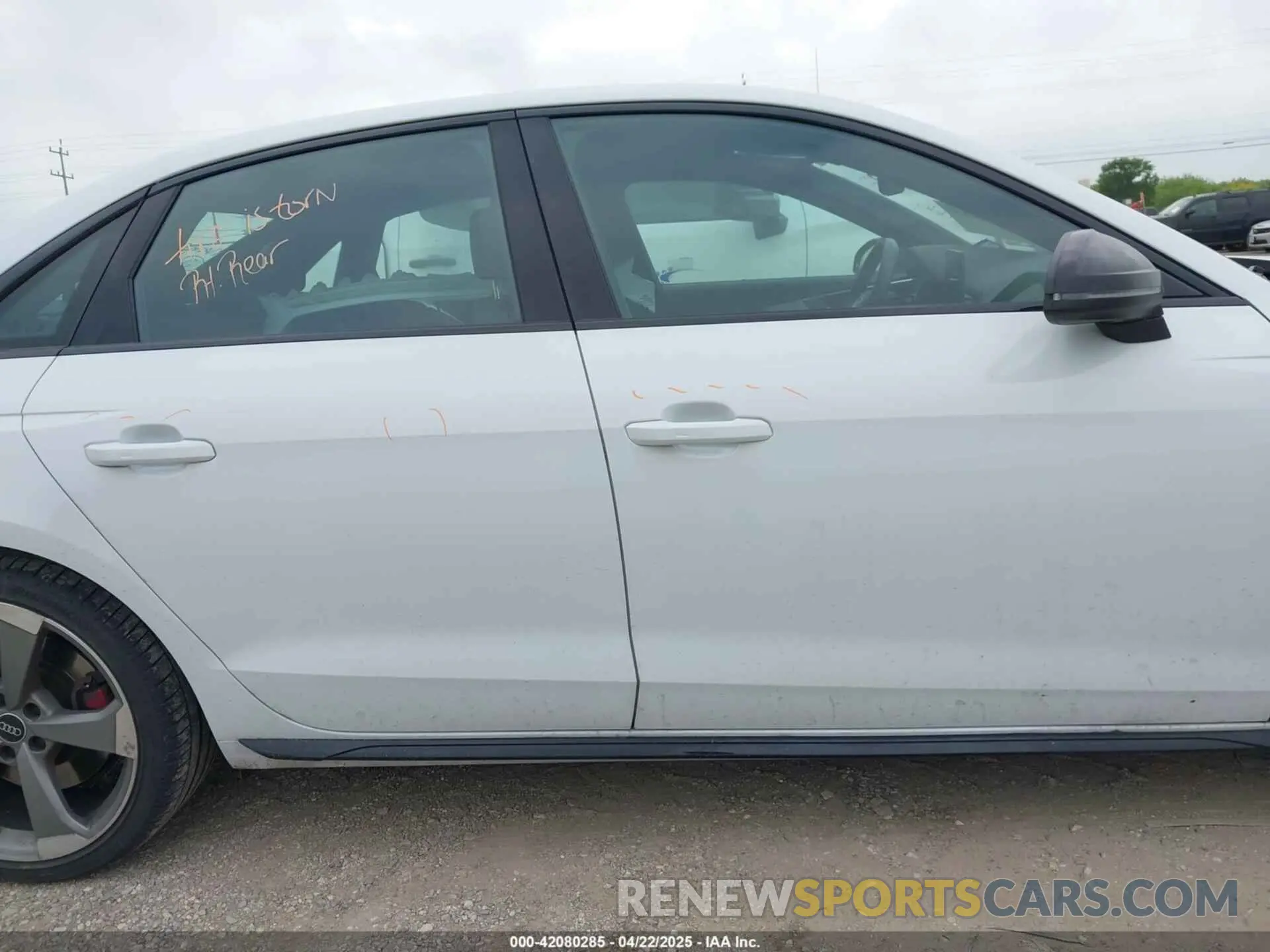 14 fotografías del automóvil dañado WAUEAAF49PA060122 AUDI A4 2023