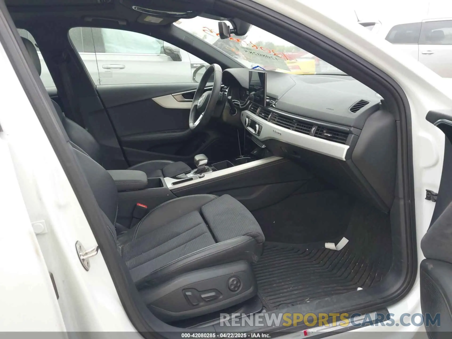 5 fotografías del automóvil dañado WAUEAAF49PA060122 AUDI A4 2023