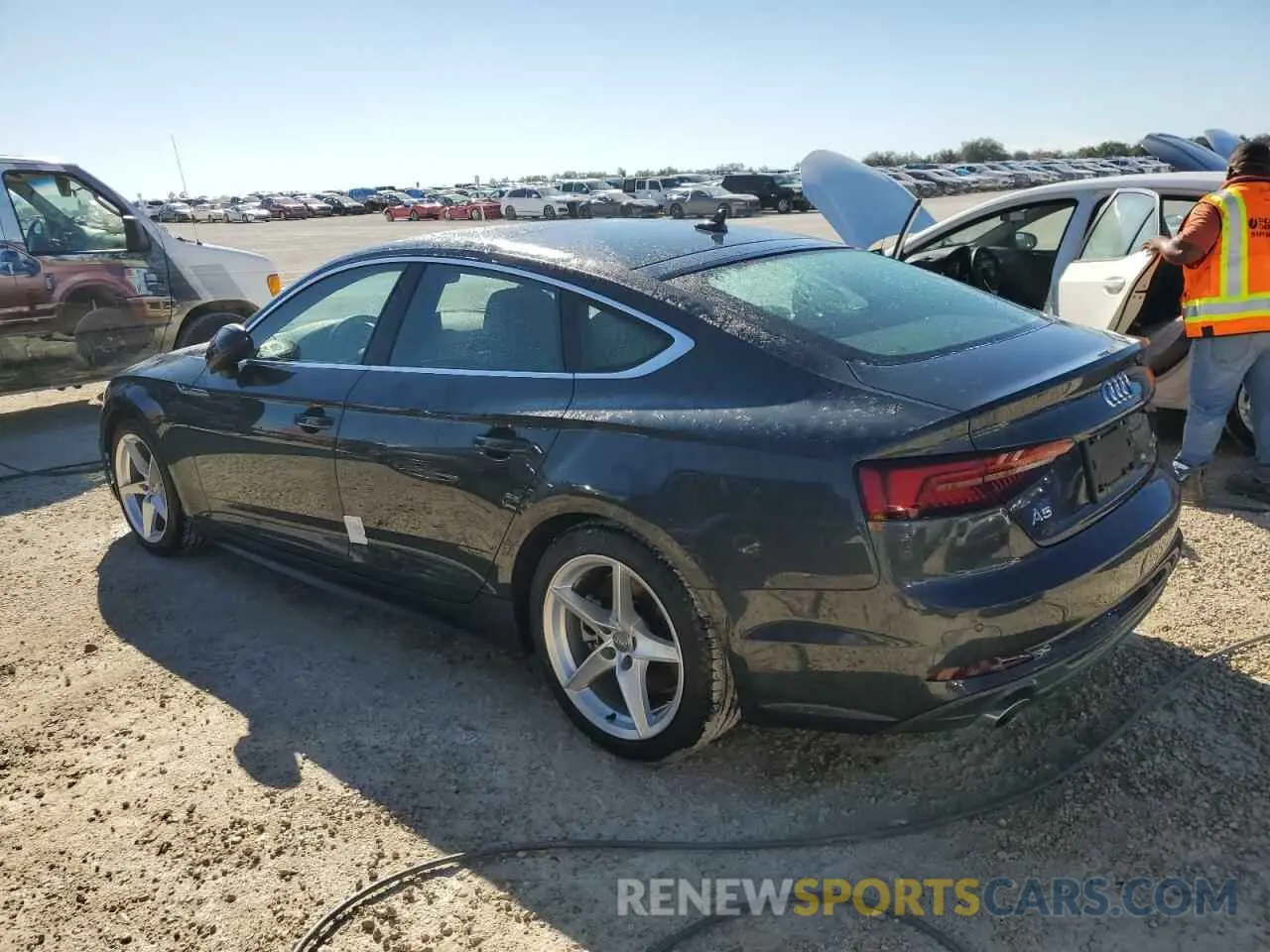 2 fotografías del automóvil dañado WAUENCF56KA068616 AUDI A5 2019