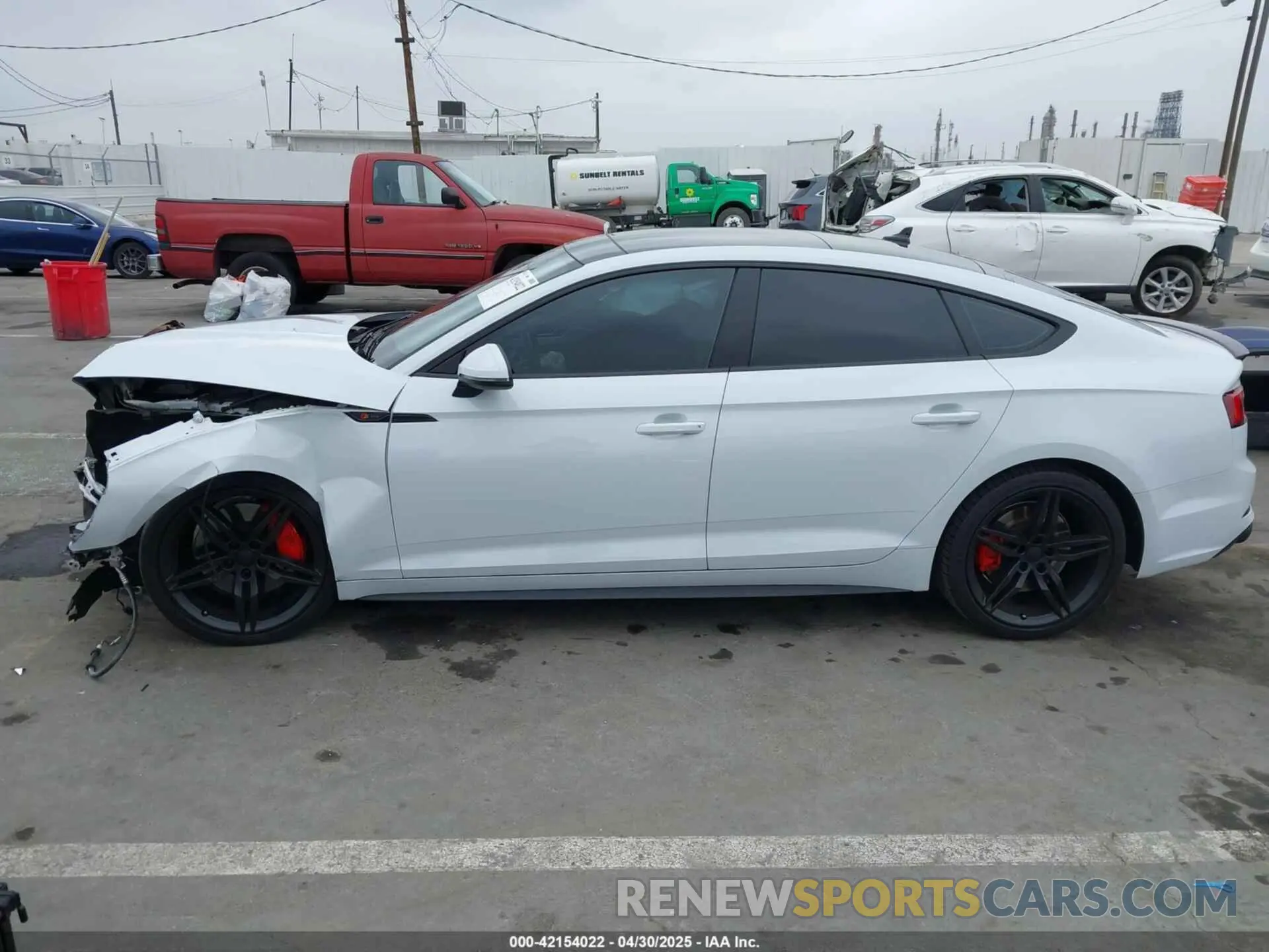 15 fotografías del automóvil dañado WAUENCF57KA077101 AUDI A5 2019