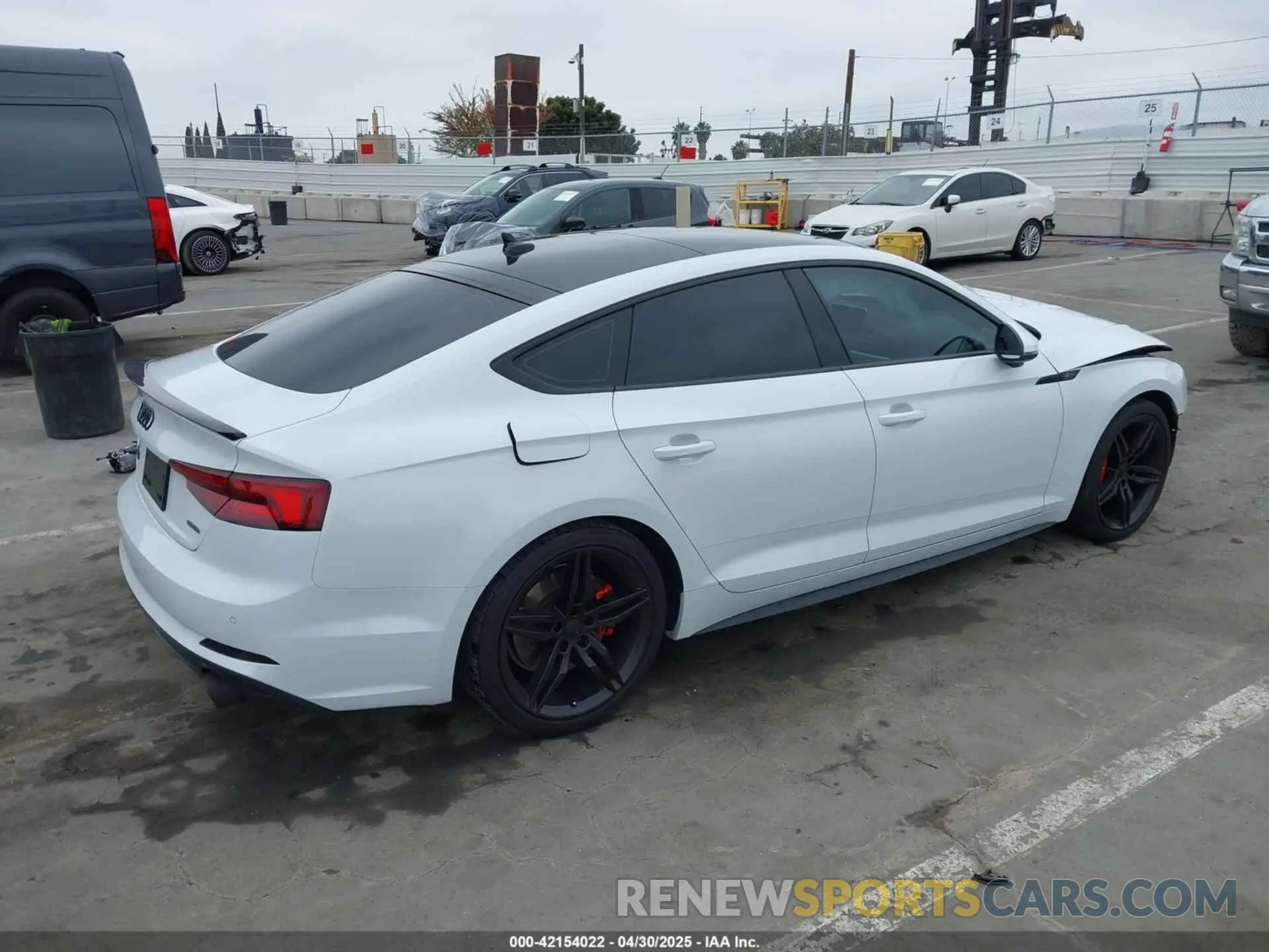 4 fotografías del automóvil dañado WAUENCF57KA077101 AUDI A5 2019