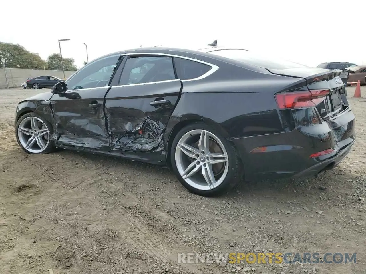 2 fotografías del automóvil dañado WAUENCF58KA015075 AUDI A5 2019