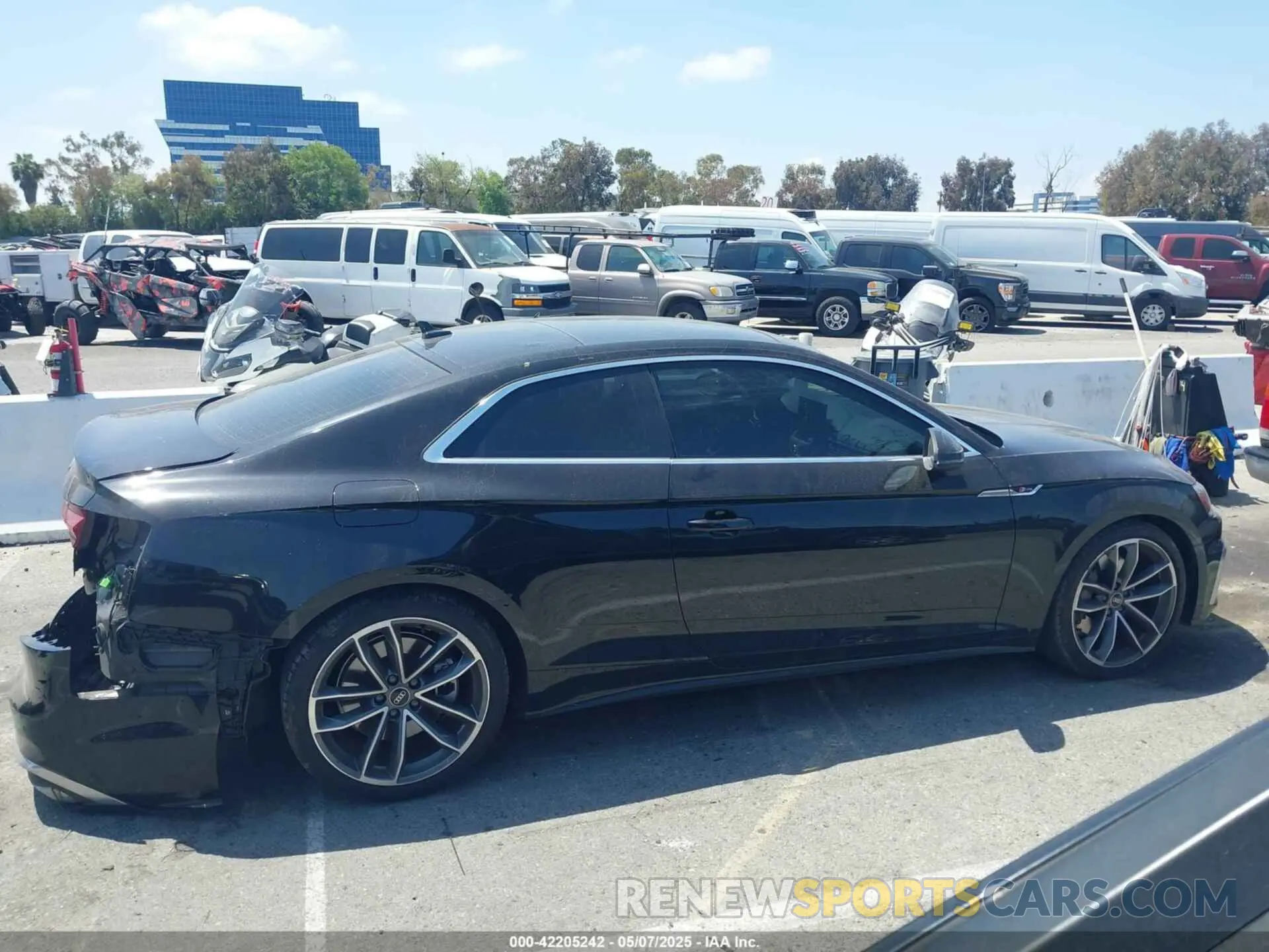 13 fotografías del automóvil dañado WAUTAAF51NA014569 AUDI A5 2022