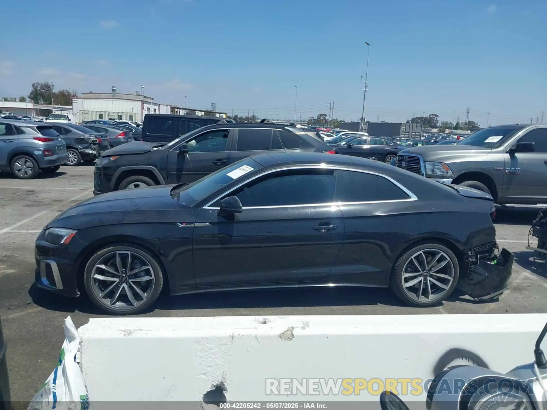 14 fotografías del automóvil dañado WAUTAAF51NA014569 AUDI A5 2022