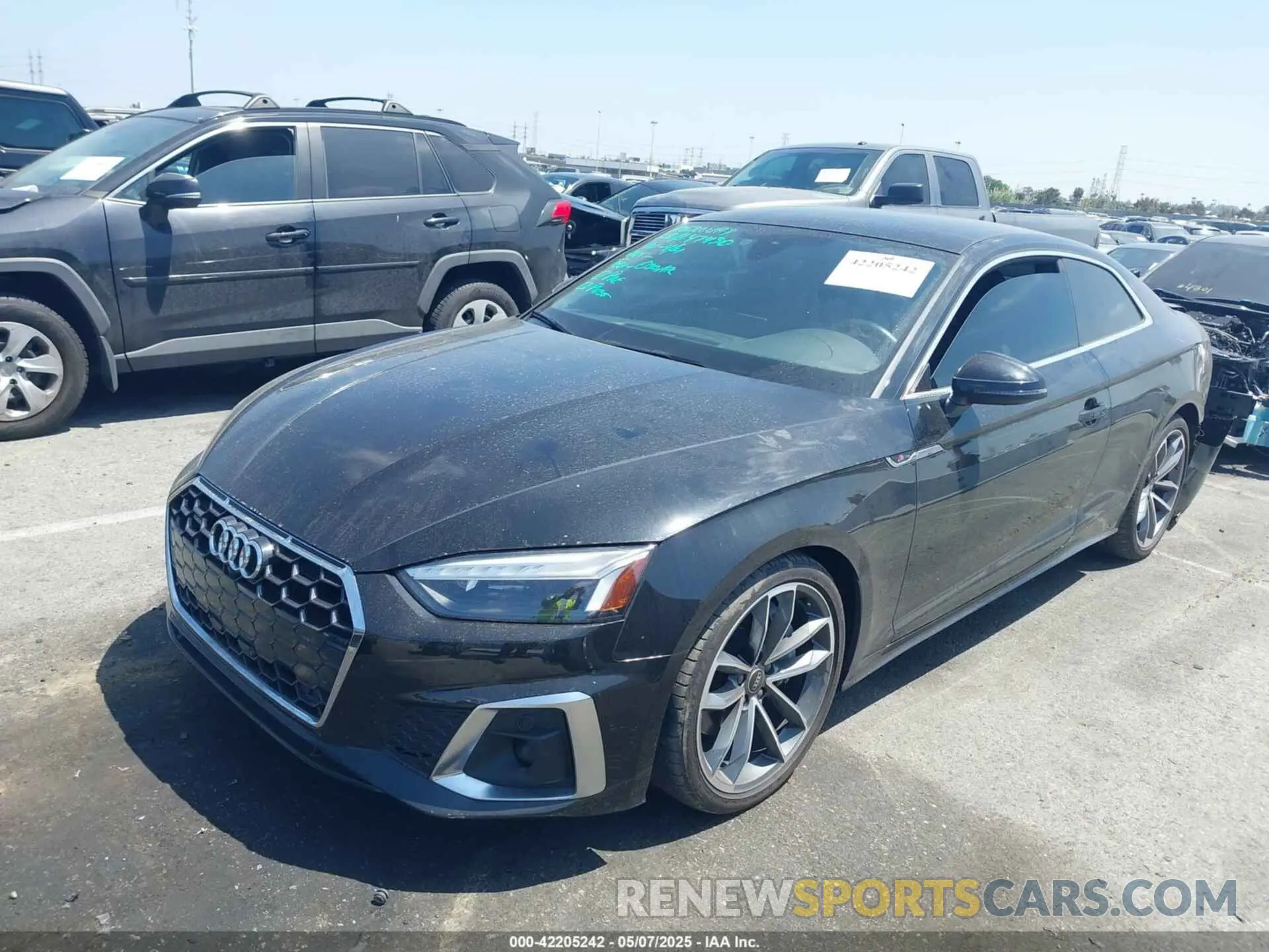 2 fotografías del automóvil dañado WAUTAAF51NA014569 AUDI A5 2022