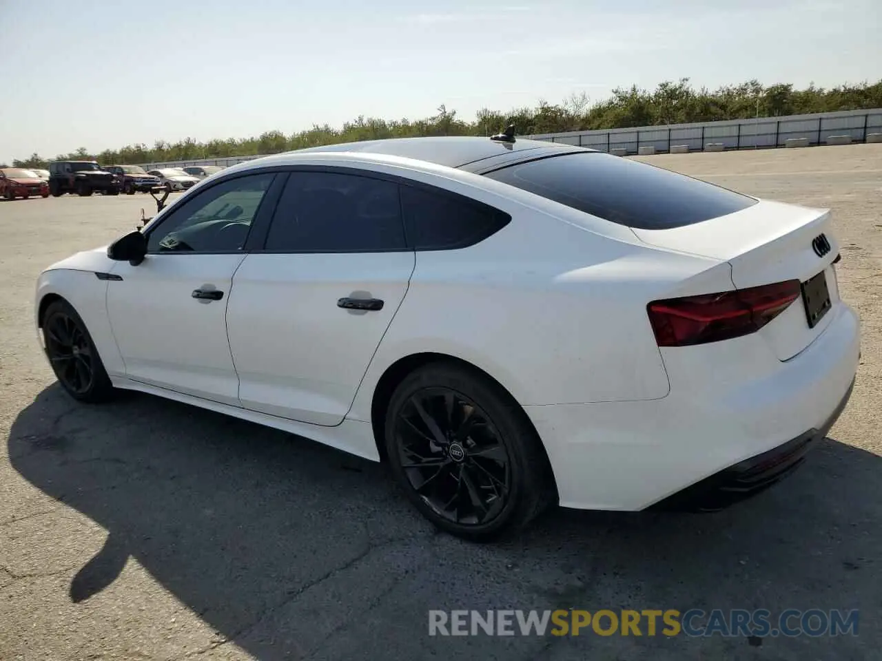2 fotografías del automóvil dañado WAUABCF57PA022193 AUDI A5 2023