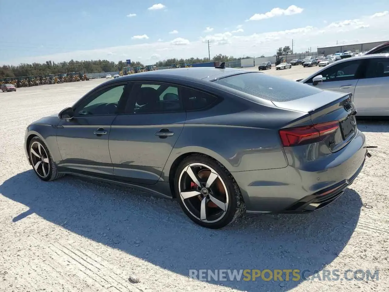 2 fotografías del automóvil dañado WAUFACF54PA044080 AUDI A5 2023