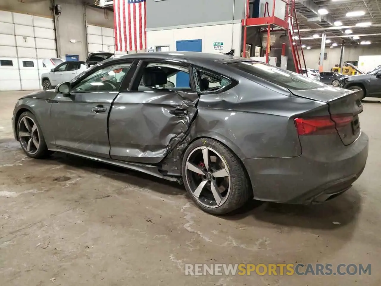 2 fotografías del automóvil dañado WAUFACF5XPA007891 AUDI A5 2023