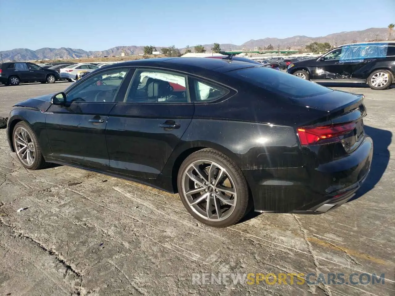 2 fotografías del automóvil dañado WAUDACF50RA092458 AUDI A5 2024