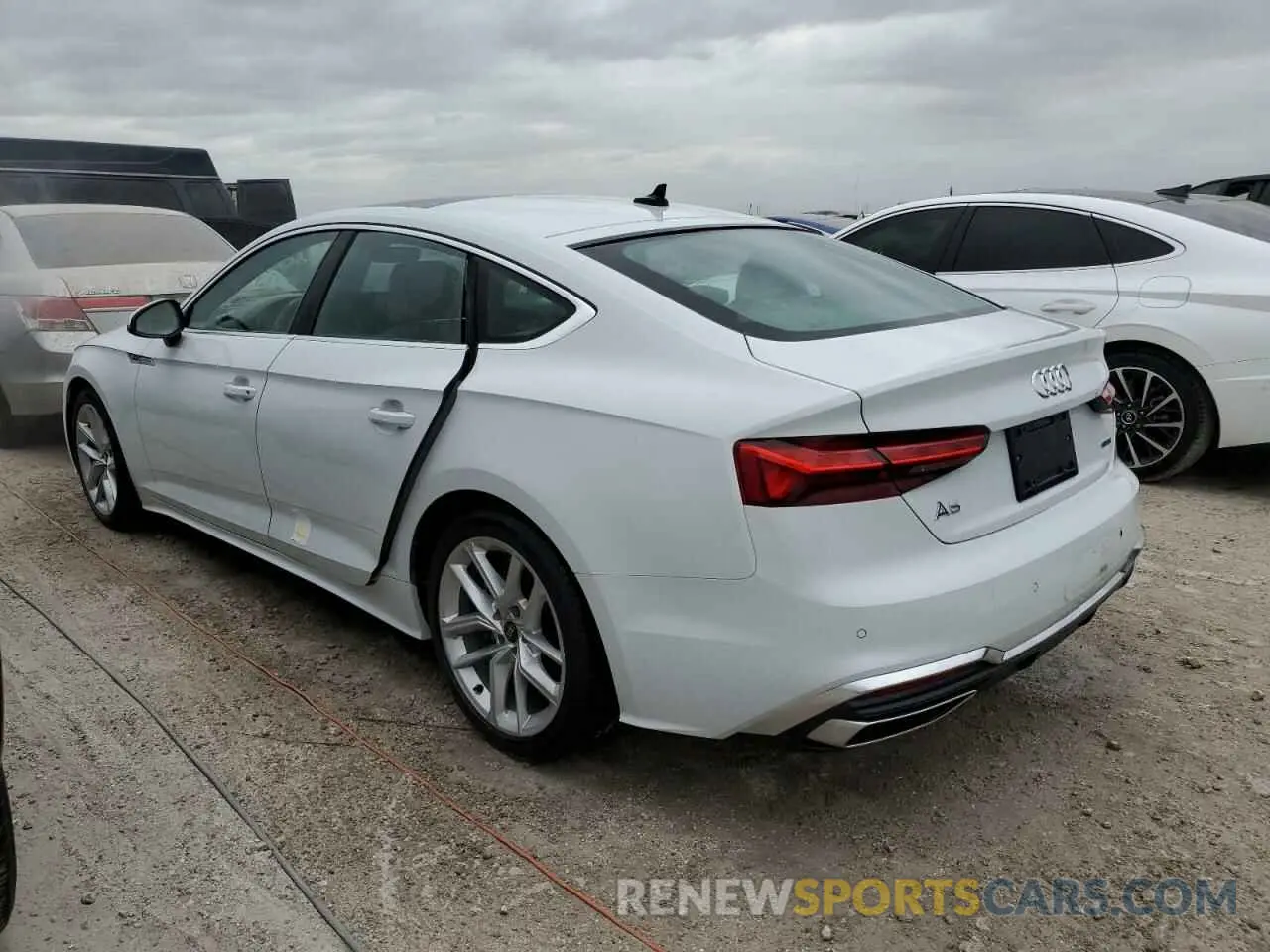 2 fotografías del automóvil dañado WAUDACF54RA058538 AUDI A5 2024