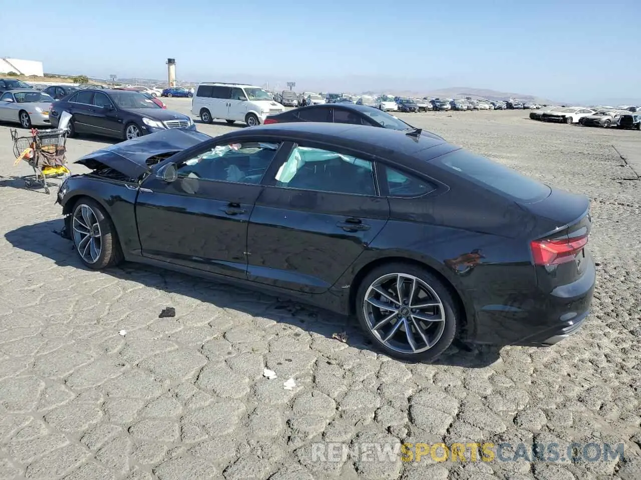 2 fotografías del automóvil dañado WAUDACF58RA084690 AUDI A5 2024