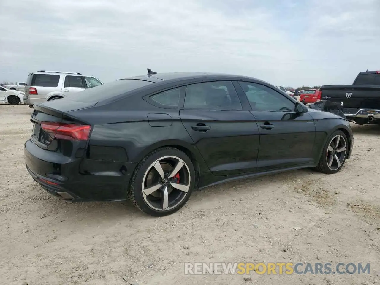 3 fotografías del automóvil dañado WAUEACF51RA020141 AUDI A5 2024