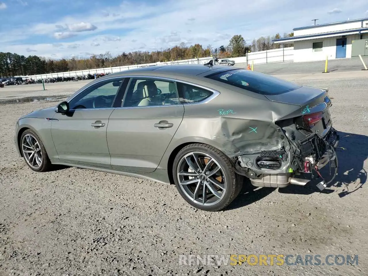 2 fotografías del automóvil dañado WAUFACF51RA065603 AUDI A5 2024
