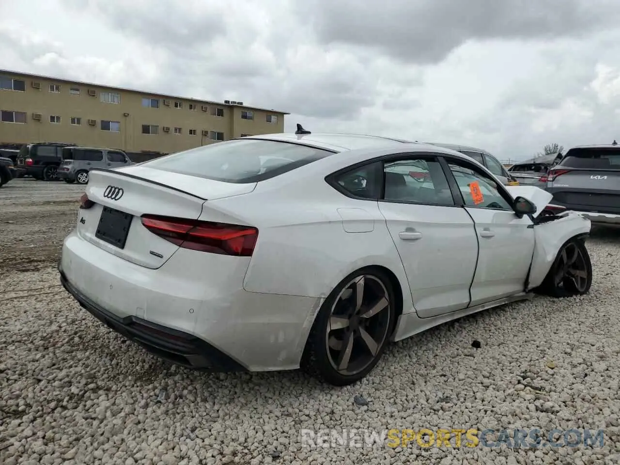 3 fotografías del automóvil dañado WAUFACF55RA083120 AUDI A5 2024
