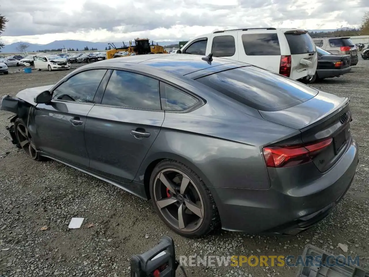 2 fotografías del automóvil dañado WAUFACF5XRA065681 AUDI A5 2024