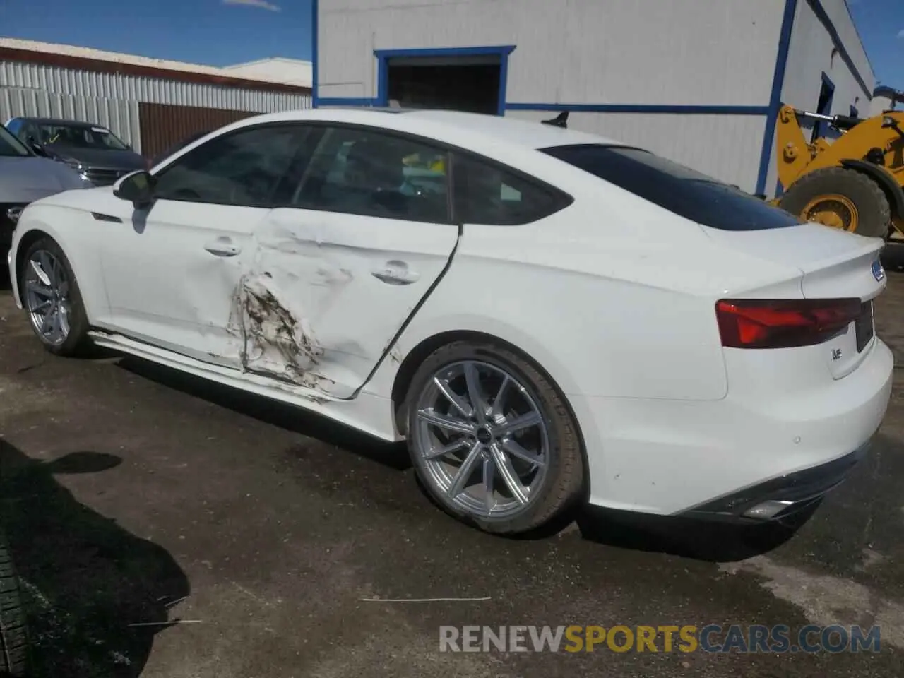2 fotografías del automóvil dañado WAUDACF56SA005880 AUDI A5 2025