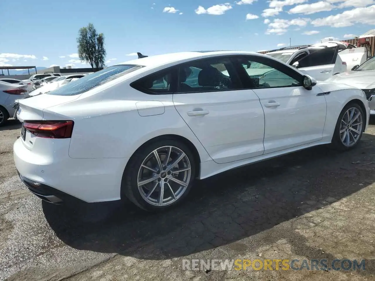 3 fotografías del automóvil dañado WAUDACF56SA005880 AUDI A5 2025