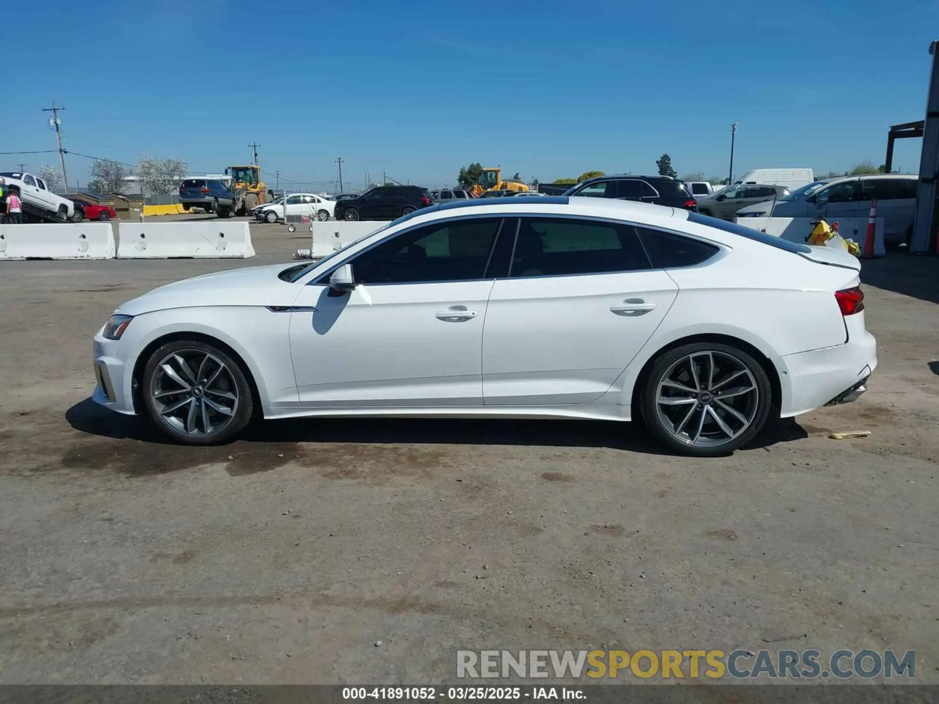 14 fotografías del automóvil dañado WAUEACF53NA008020 AUDI A5 SPORTBACK 2022