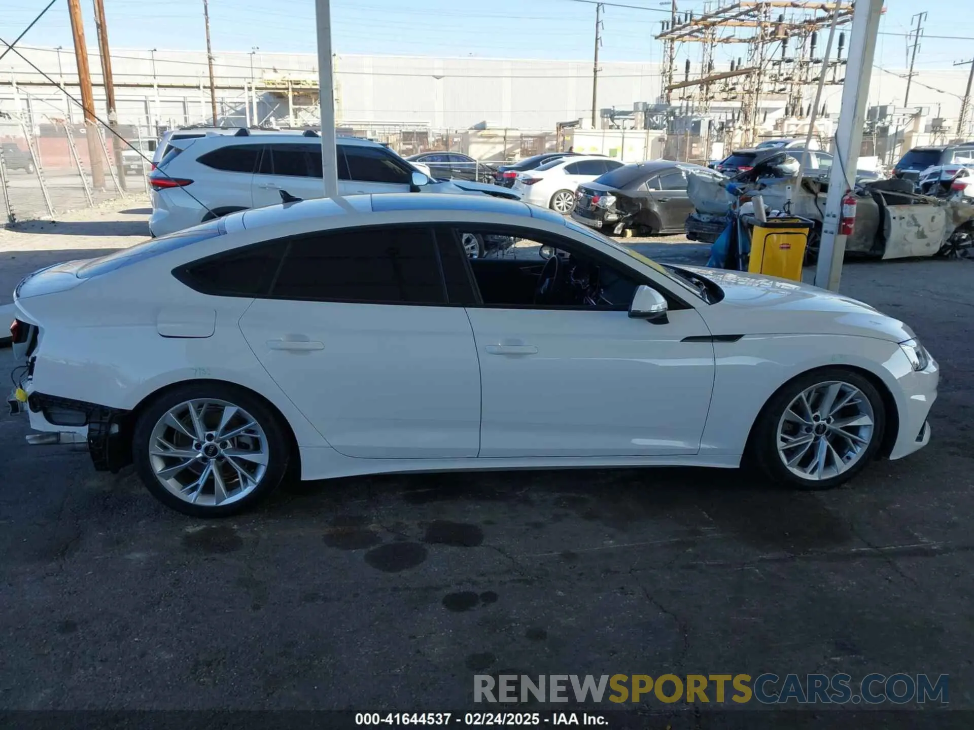 14 fotografías del automóvil dañado WAUABCF5XPA056452 AUDI A5 SPORTBACK 2023
