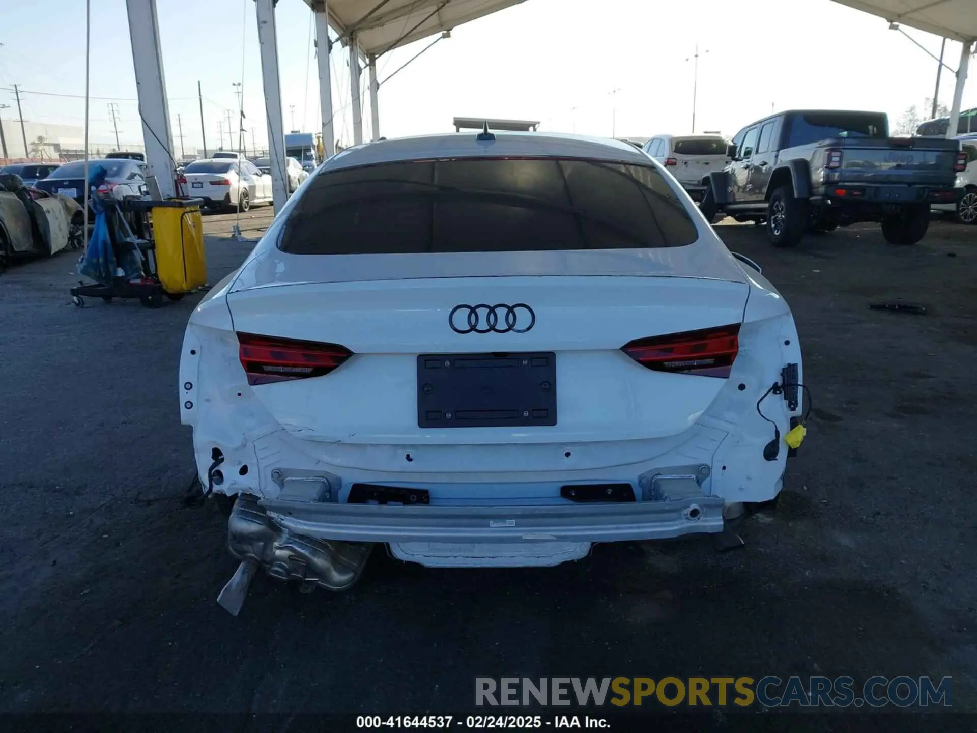 17 fotografías del automóvil dañado WAUABCF5XPA056452 AUDI A5 SPORTBACK 2023