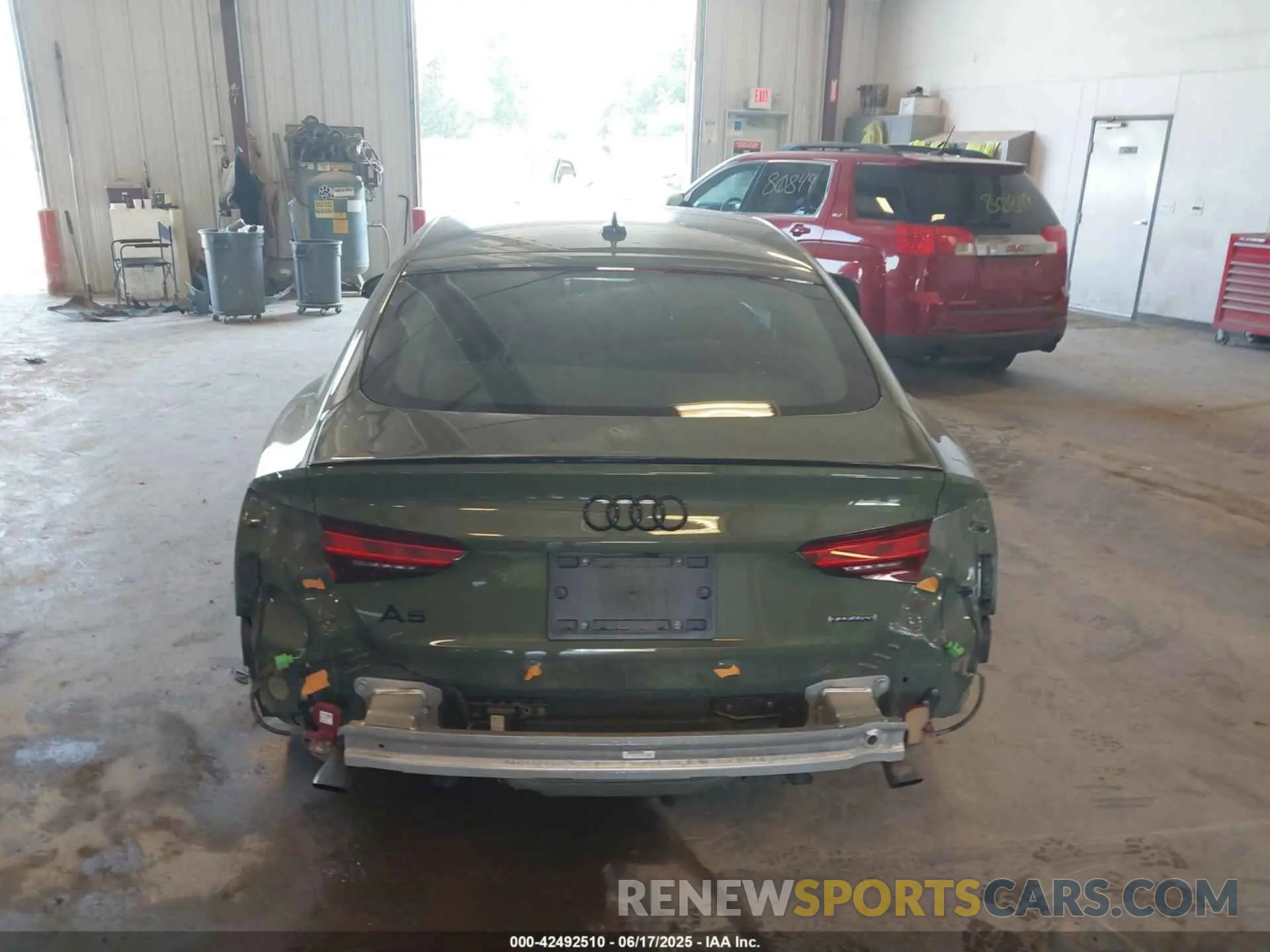 17 fotografías del automóvil dañado WAUFACF53PA019266 AUDI A5 SPORTBACK 2023