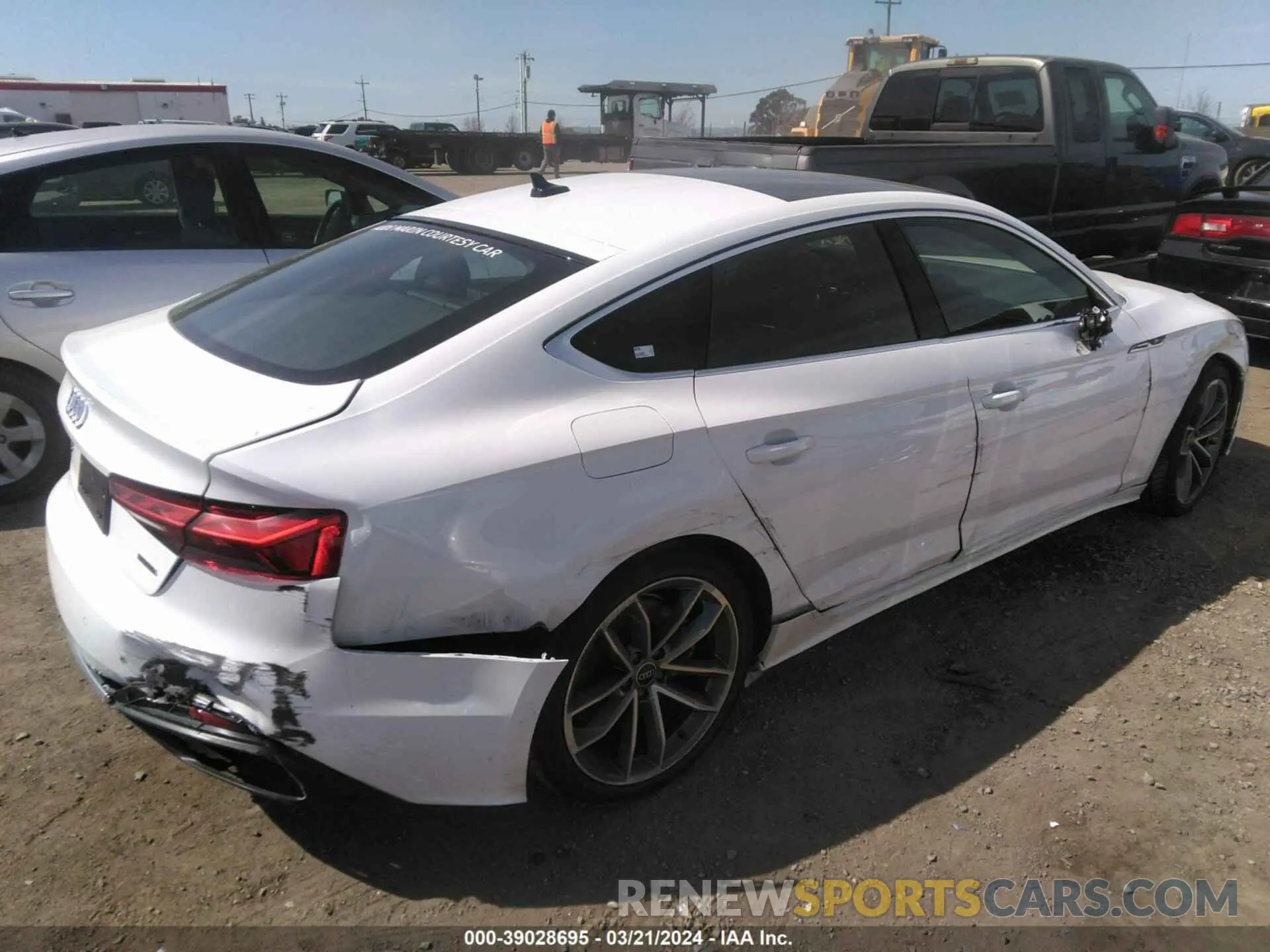 4 fotografías del automóvil dañado WAUFACF54RA012538 AUDI A5 SPORTBACK 2024