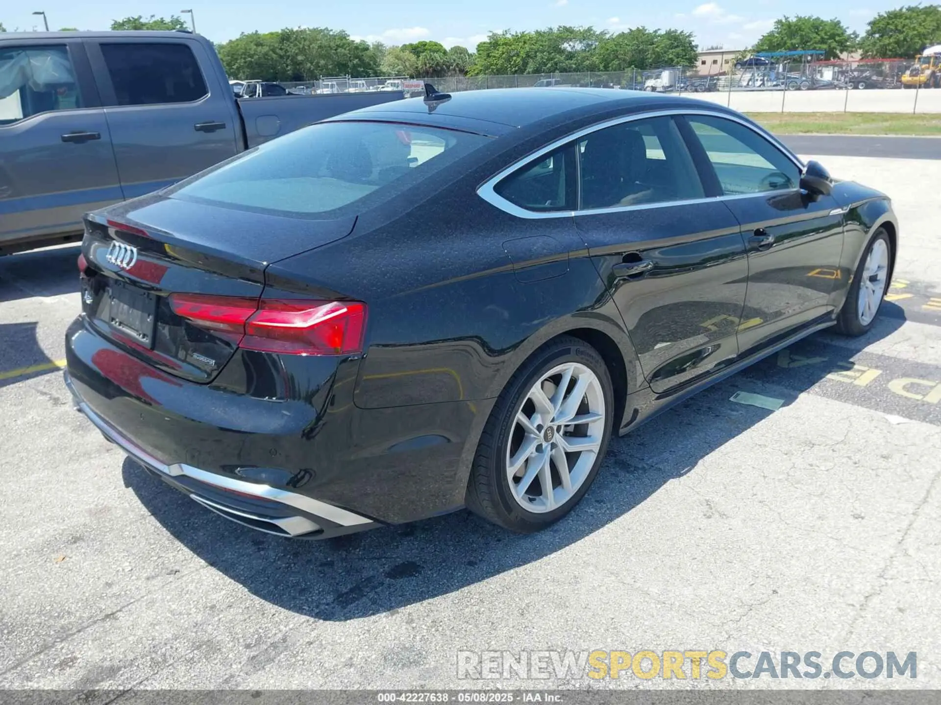 4 fotografías del automóvil dañado WAUFACF5XRA011152 AUDI A5 SPORTBACK 2024