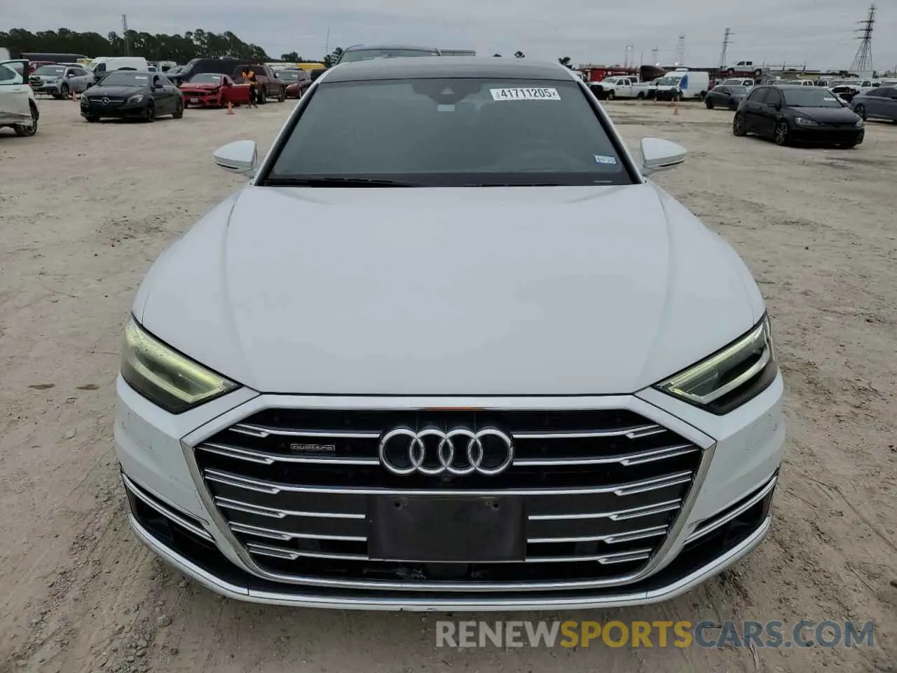 5 fotografías del automóvil dañado WAU8DAF82KN014043 AUDI A8 2019