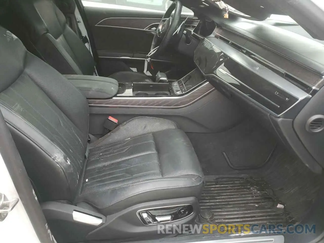5 fotografías del automóvil dañado WAU8DAF84KN006364 AUDI A8 2019