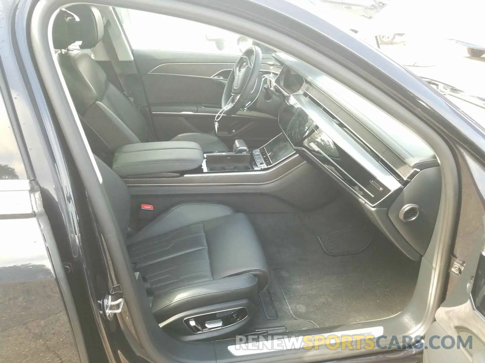 5 fotografías del automóvil dañado WAU8DAF85KN003084 AUDI A8 2019