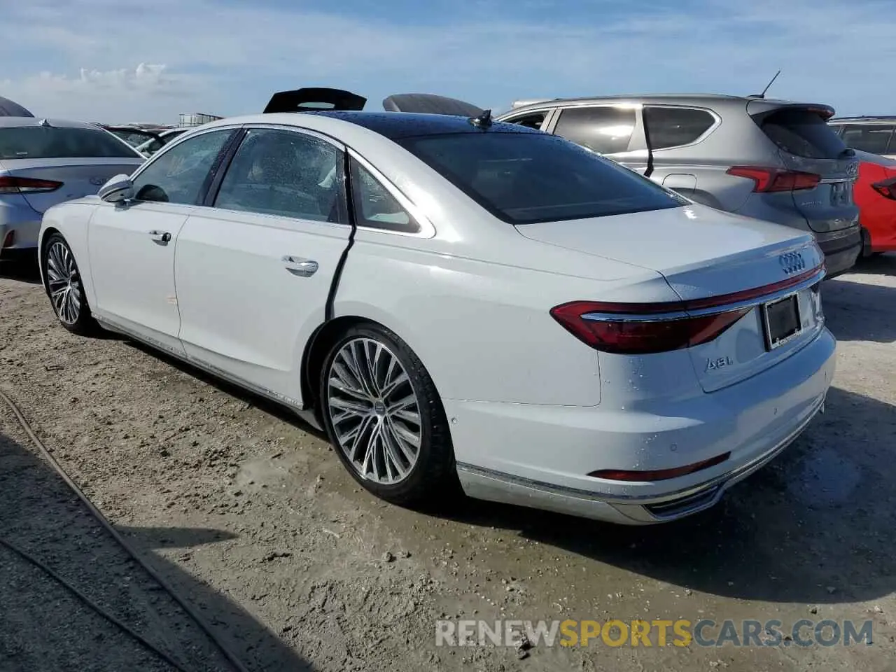 2 fotografías del automóvil dañado WAU8DAF88KN006836 AUDI A8 2019