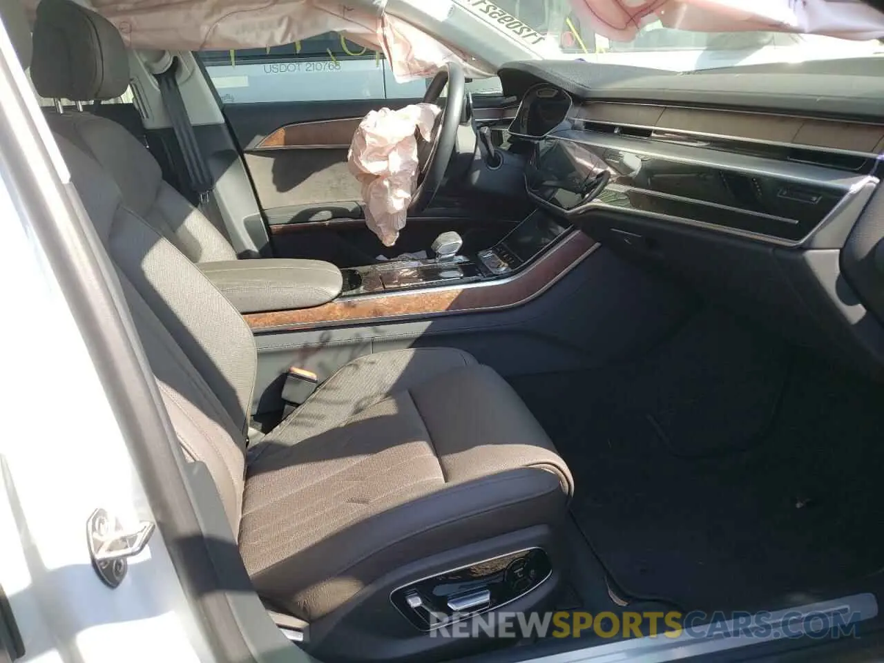 5 fotografías del automóvil dañado WAU8EAF80LN012645 AUDI A8 2020