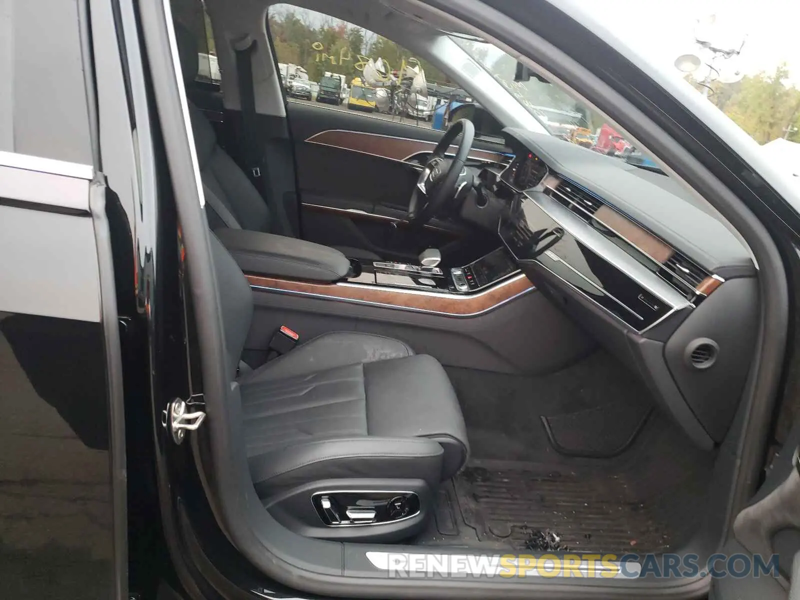 5 fotografías del automóvil dañado WAU8HAF85LN015421 AUDI A8 2020