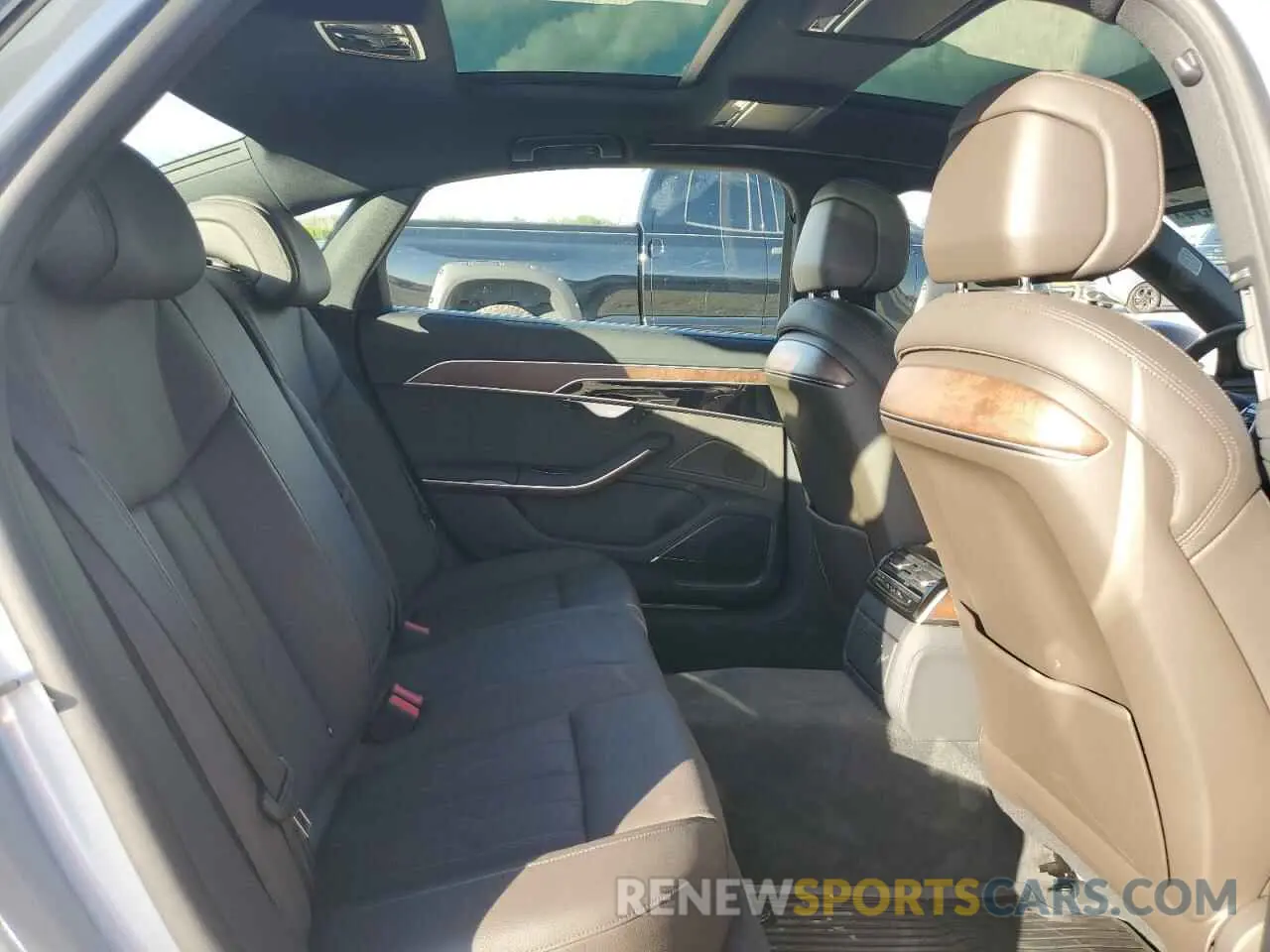 10 fotografías del automóvil dañado WAU8DAF84MN018145 AUDI A8 2021